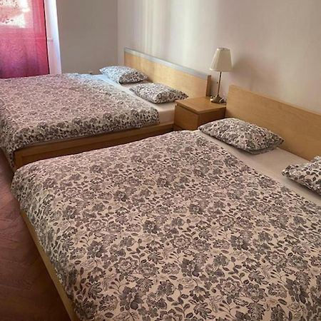 Large 3 Bedroom Family Apartment With Balcony Praag Buitenkant foto